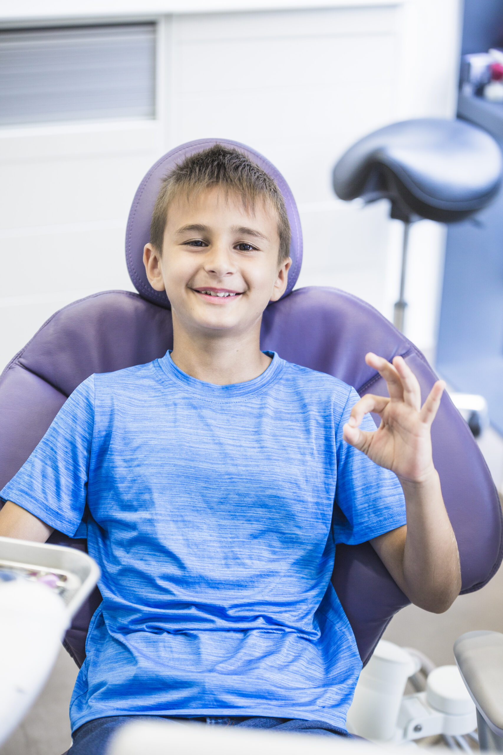Odontología pediátrica - niño feliz en consulta dental